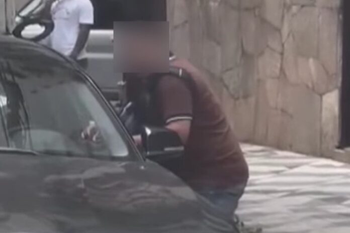 video:-motorista-de-carro-de-luxo-tem-celular-e-relogio-roubados-em-sp