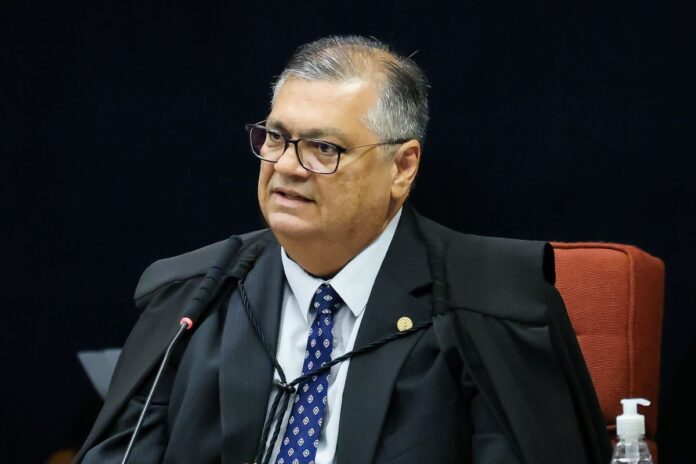“a-justica-segue-firme”,-diz-dino-apos-explosoes-na-praca-dos-tres-poderes