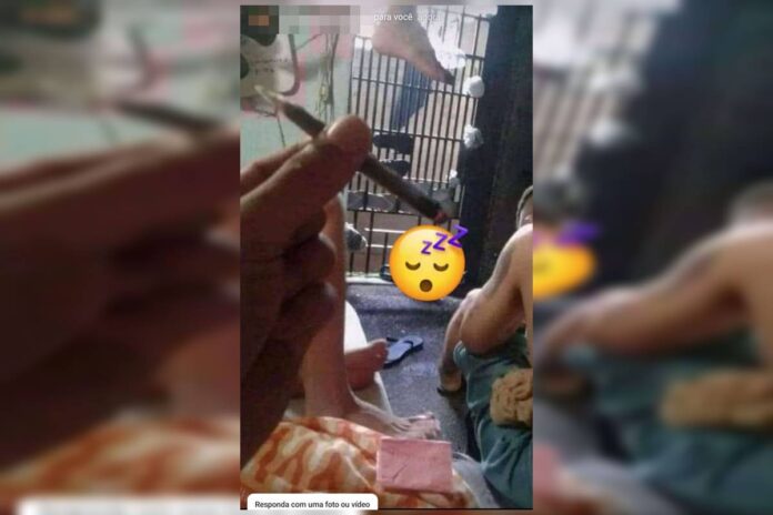 golpistas-zombam-de-vitimas-e-enviam-foto-de-preso-fumando-“baseado”