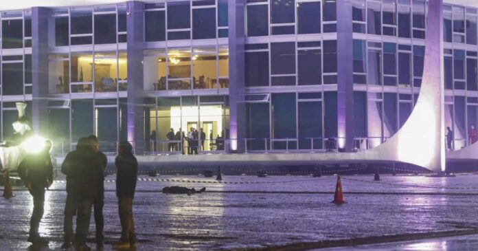 pf-fara-reconstituicao-de-cenario-de-explosao-na-praca-dos-tres-poderes-durante-investigacao