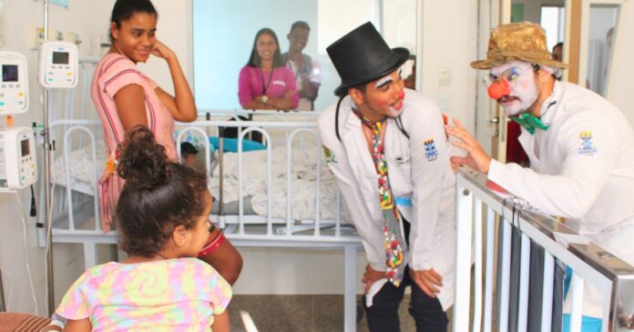 uefs-e-hec-unem-forcas-para-promover-a-saude-mental-infantil-com-a-palhacoterapia