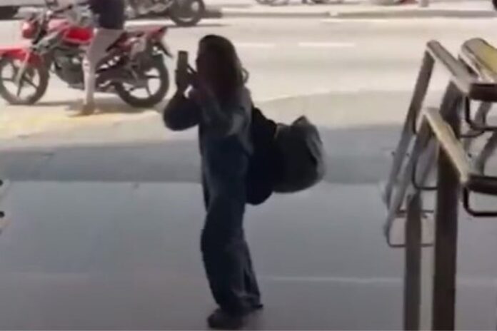 “negro-demonio”:-mulher-grava-video-xingando-seguranca-de-shopping