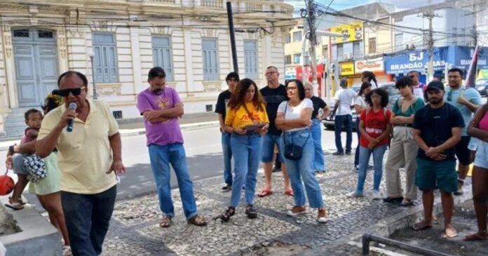 ato-publico-em-feira-de-santana-pede-reducao-de-escala-de-trabalho-6×1