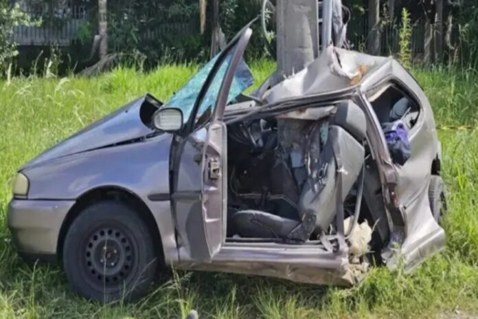 carro-dobra-ao-meio-apos-bater-em-poste-e-motorista-morre-no-parana carro-dobra-ao-meio-apos-bater-em-poste-e-motorista-morre-no-parana
