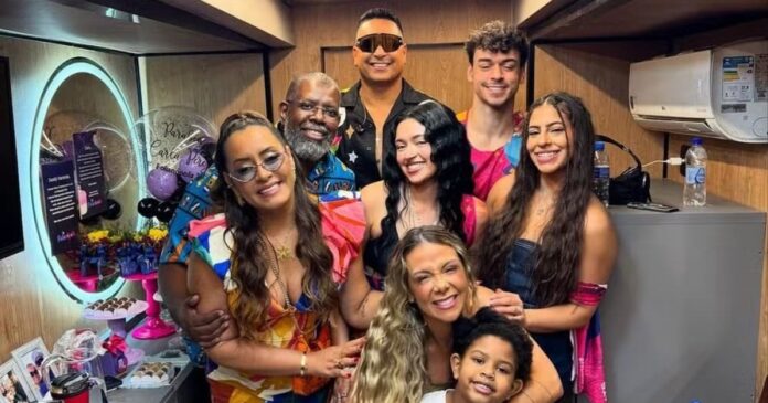 carla-perez-comemora-aniversario-em-show-de-xanddy