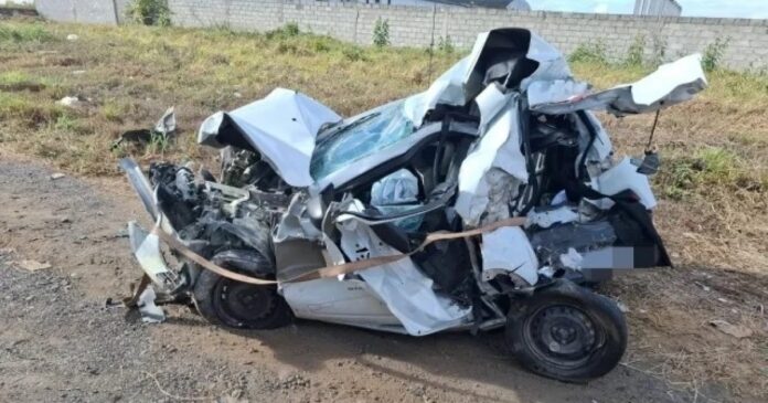 carro-fica-destruido-em-engavetamento-em-feira-de-santana;-motorista-foi-resgatado-das-ferragens
