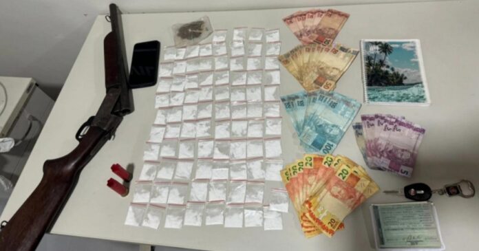 policia-apreende-drogas-e-arma-em-operacao-em-paratinga