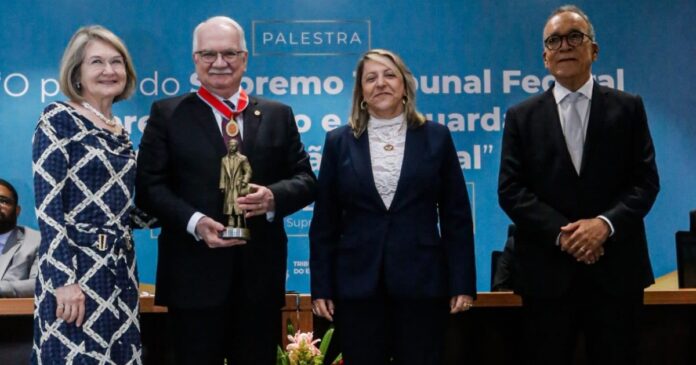 ministro-do-stf,-edson-fachin-recebe-medalha-do-merito-do-judiciario-do-tj-ba,-em-salvador