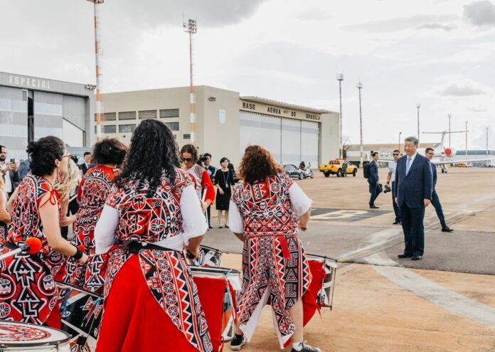 ministros-de-lula-recebem-xi-jinping-com-samba-reggae-em-brasilia