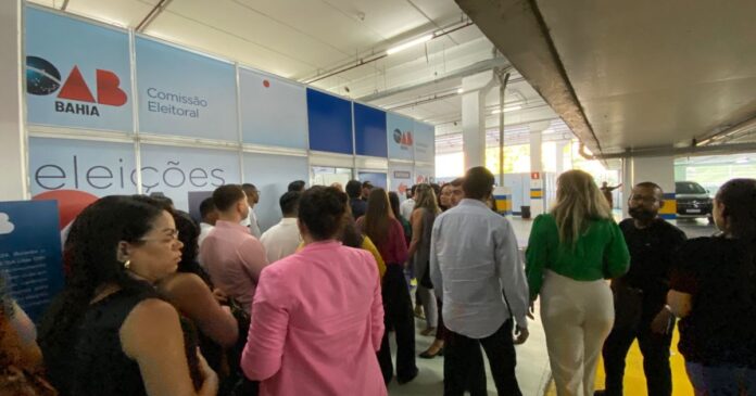 apos-fim-de-prazo-previsto,-advogados-se-mantem-em-longas-filas-para-votar-em-eleicao-da-oab-ba