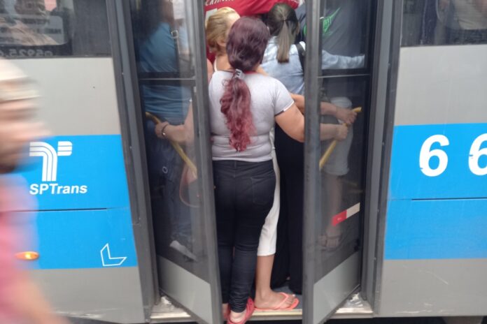 recorde-de-passageiros-e-frota-em-queda-lotam-onibus-em-sao-paulo