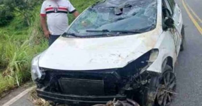 carro-com-tres-passageiros-capota-na-ba-680-proximo-a-potiragua