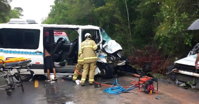 porto-seguro:-acidente-na-ba-001-deixa-um-morto-e-nove-feridos,-incluindo-criancas