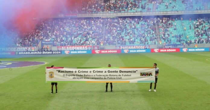 policia-civil-faz-acao-de-combate-ao-racismo-durante-jogo-do-bahia