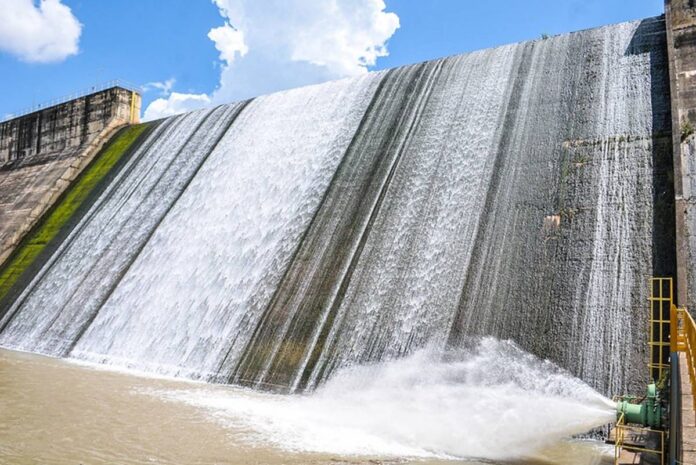 com-chuvas,-barragem-do-descoberto-verte-3-meses-antes-do-previsto