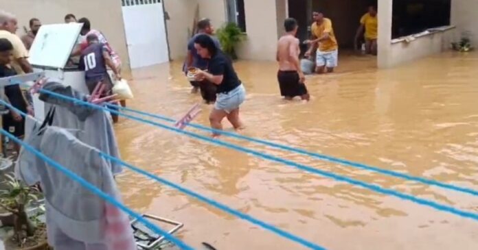 rio-transborda-e-alaga-ruas-em-cidade-do-baixo-sul-do-estado