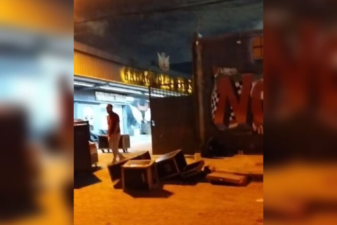 video:-dono-de-bar-e-flagrado-jogando-equipamentos-de-show-na-rua