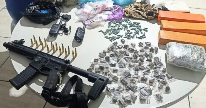 policia-militar-apreende-fuzil,-drogas-e-material-criminoso-em-simoes-filho