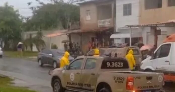 mochila-de-estudante-que-caiu-em-bueiro-e-localizada-a-2-km-de-local-de-acidente-em-dias-d´avila