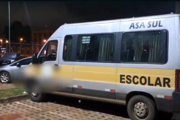 com-criancas-a-bordo,-motorista-de-van-escolar-e-preso-embriagado