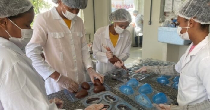 escolas-fabricas-da-rede-estadual-expoem-chocolates-e-sabonetes-durante-a-33a-fenagro