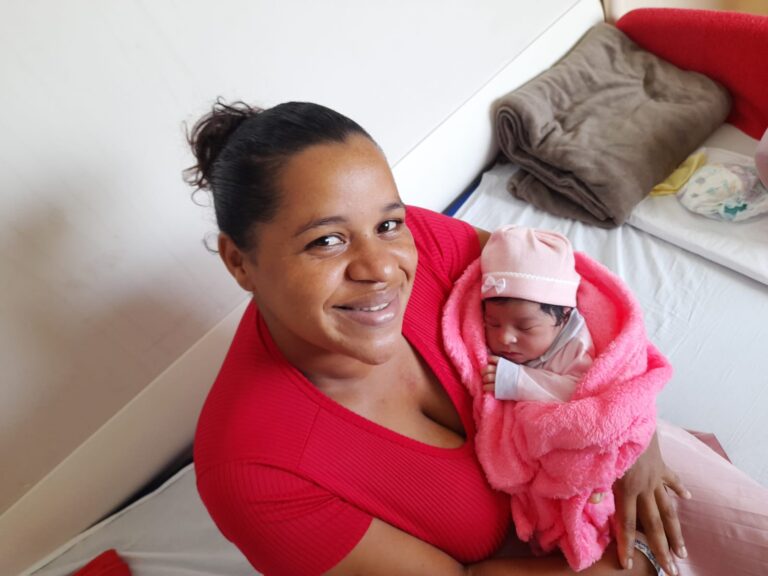 Nascimento de número nove mil do Materno-Infantil de Ilhéus é uma bebê filha de trabalhadores rurais