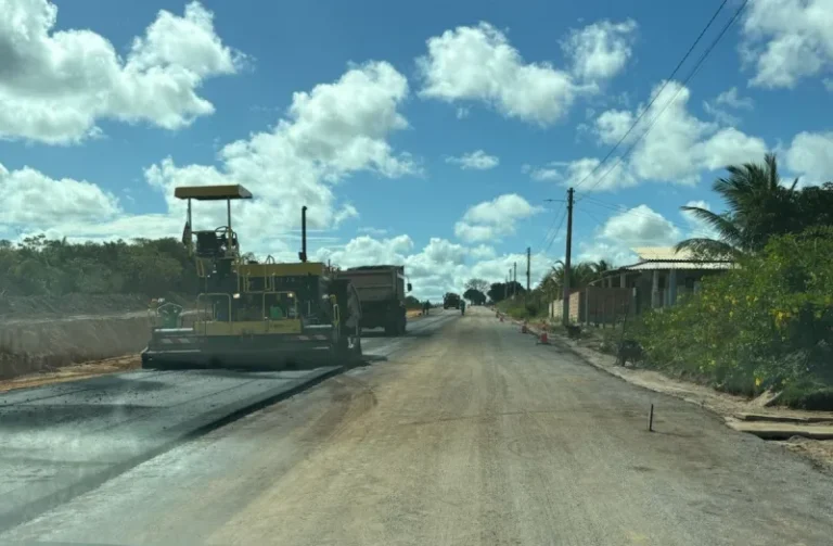 Obras de asfaltamento seguem transformando o principal acesso à Cumuruxatiba