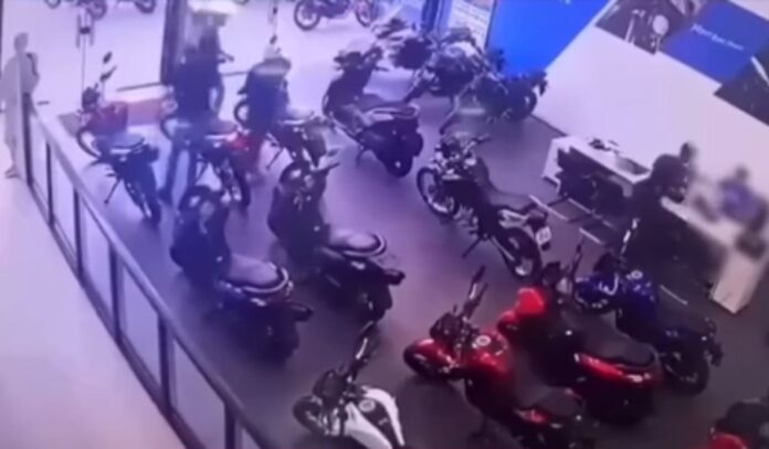 video:-ladroes-invadem-concessionaria-e-levam-5-motos-em-30-segundos