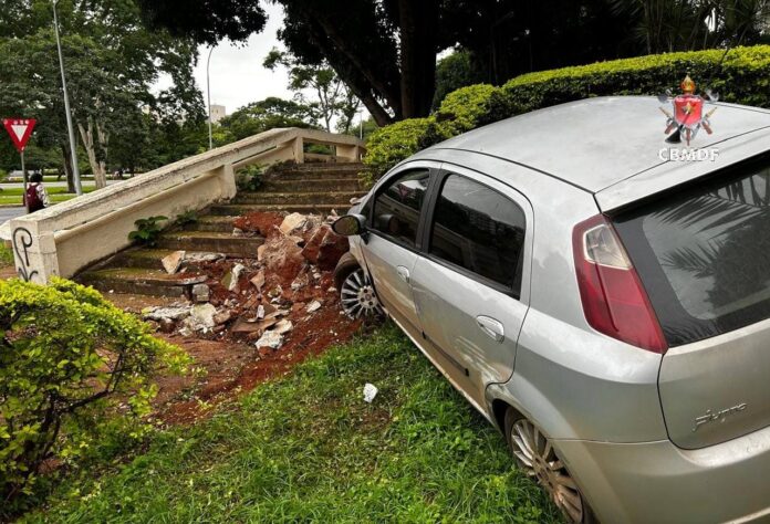 video:-motorista-fica-ferido-ao-bater-carro-em-escada-na-asa-norte