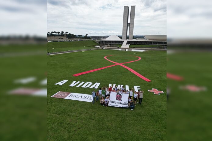 esplanada-recebe-laco-em-alusao-a-luta-contra-a-aids.-veja-imagens