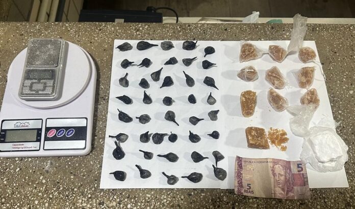 policia-militar-apreende-drogas-no-bairro-colina-verde-em-teixeira-de-freitas