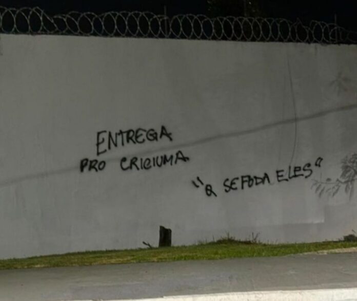 “entrega”:-torcida-do-flamengo-picha-muro-do-ninho-do-urubu-com-pedido