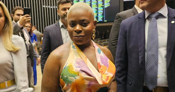 jojo-todynho-recebe-homenagem-na-camara-e-diz-que-ninguem-vai-impedir-ela-de-defender-a-direita