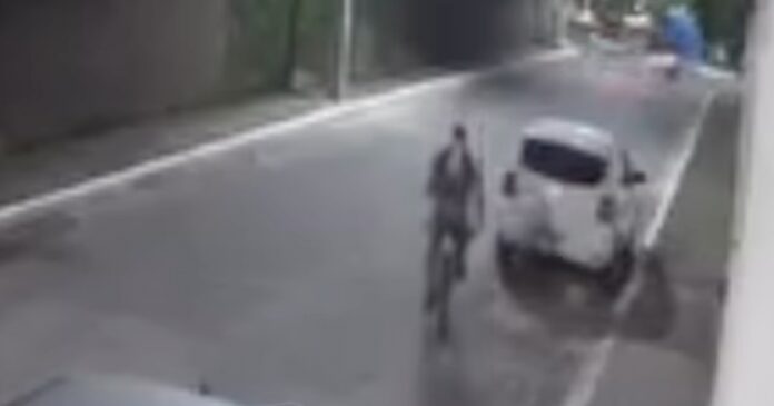 video:-dupla-em-moto-rouba-celular-de-entregador-no-bairro-de-itapua