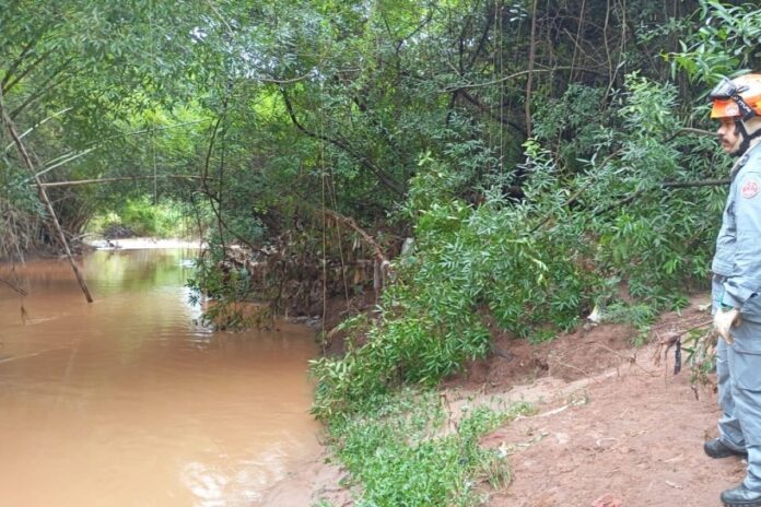 mae-e-filho-sao-levados-por-enxurrada-e-desaparecem-no-interior-de-sp mae-e-filho-sao-levados-por-enxurrada-e-desaparecem-no-interior-de-sp