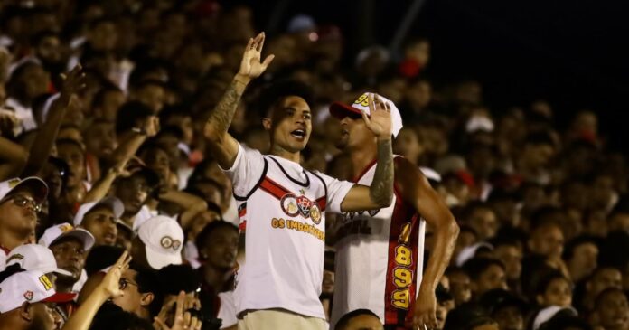 video:-matheuzinho-assiste-vitoria-x-gremio-no-meio-da-torcida
