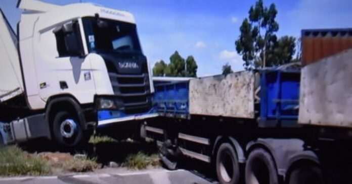 video:-colisao-entre-carretas-bloqueia-parcialmente-a-br-116-em-vitoria-da-conquista