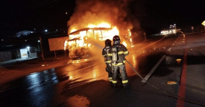 onibus-com-46-estudantes-universitarios-pega-fogo-em-rodovia-de-jequie