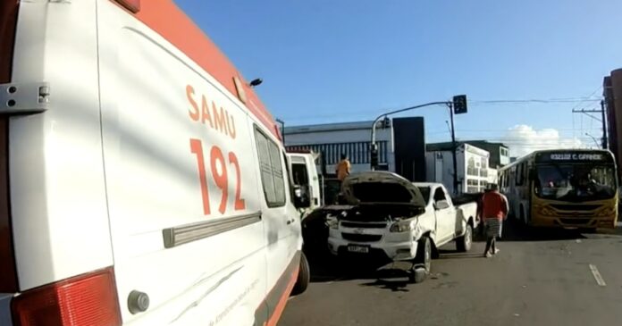 duas-pessoas-ficam-feridas-em-acidente-entre-caminhonete-e-moto-no-largo-dos-mares,-em-salvador