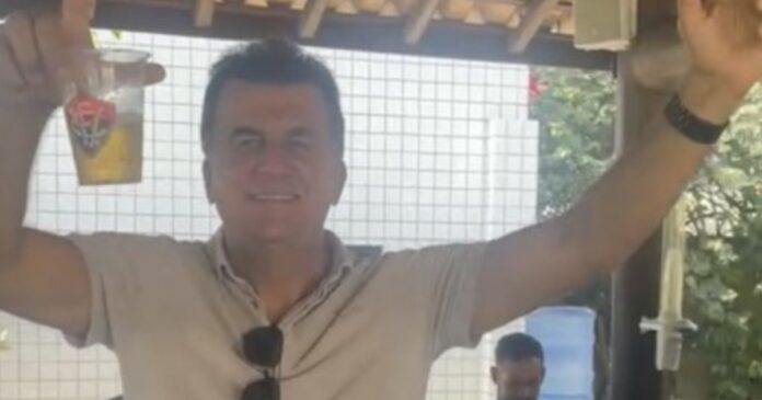 video:-fabio-mota-comemora-ano-do-vitoria-em-churrasco-do-elenco