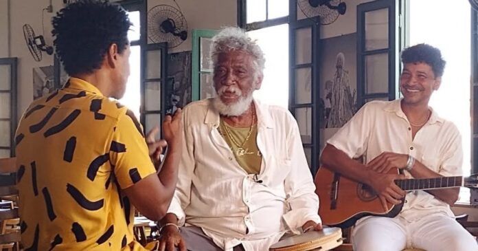 “fazer-samba-e-respeitar-as-nossas-tradicoes”,-afirma-compositor-e-produtor-musical-tiago-da-bahia