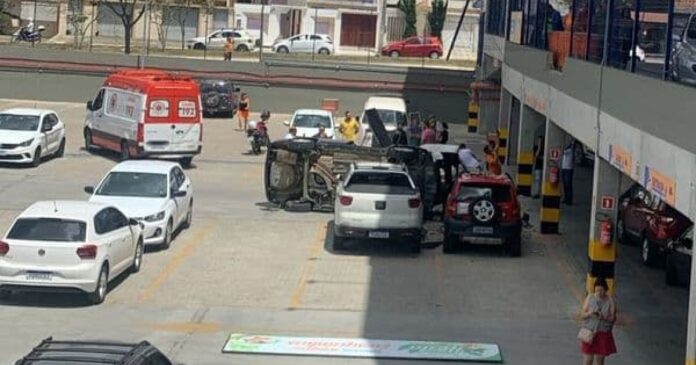 video:-carro-bate-em-mureta-e-despenca-em-supermercado-no-sudoeste-da-bahia