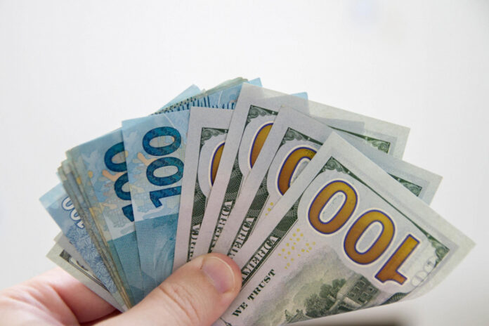 dolar-tem-leve-queda-de-olho-na-politica-e-pacote-fiscal
