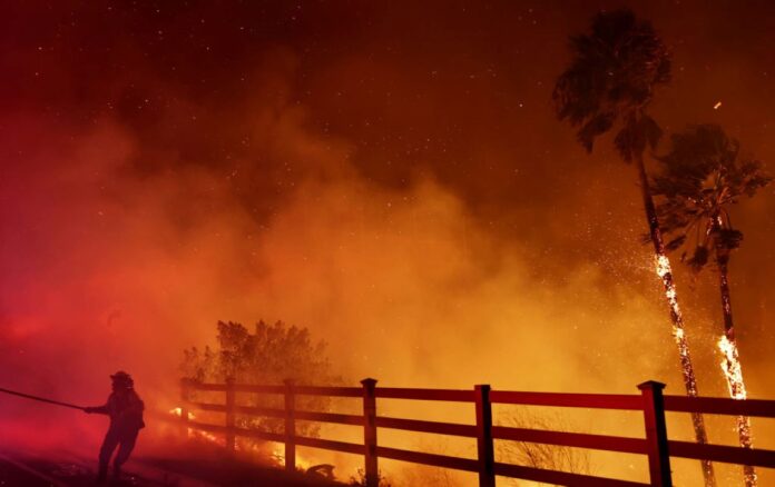 incendio-atinge-malibu,-forca-evacuacao-e-isola-alunos-em-universidade