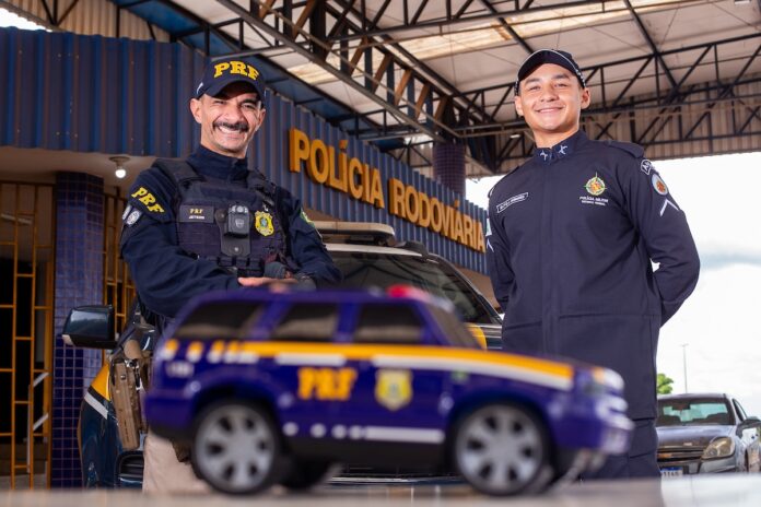 apos-8-anos,-jovem-encontra-agente-da-prf-que-o-inspirou-ser-policial