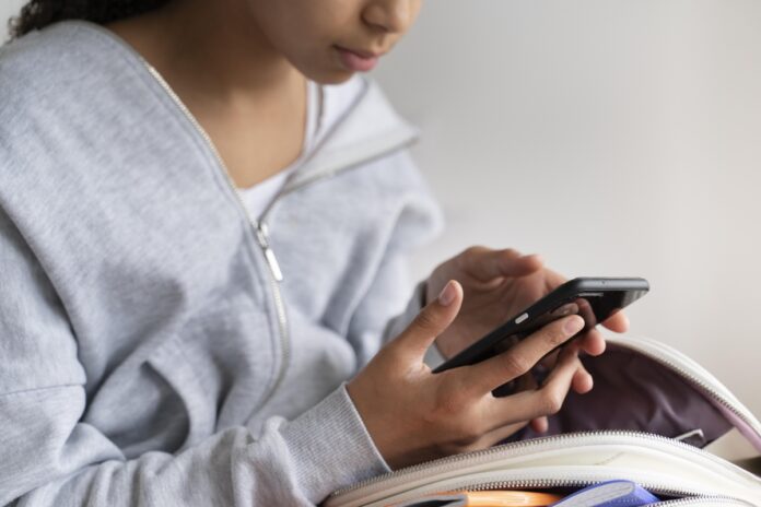ccj-da-camara-aprova-projeto-que-proibe-celulares-em-salas-de-aula