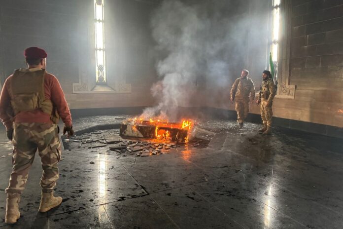 rebeldes-sirios-incendeiam-tumulo-do-pai-de-bashar-al-assad