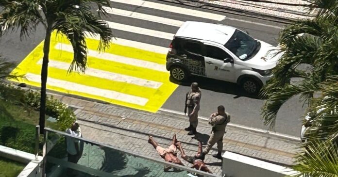 video:-policiais-rendem-dois-suspeitos-apos-troca-de-tiros-na-ladeira-da-barra,-em-salvador
