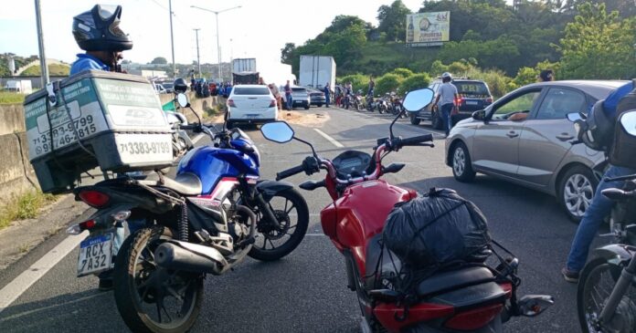 video:-acidente-na-br-324,-em-simoes-filho,-deixa-o-transito-completamente-parado-na-regiao