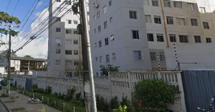 homem-e-morto-com-cinco-tiros-em-frente-a-condominio-no-bairro-de-campinas-de-piraja